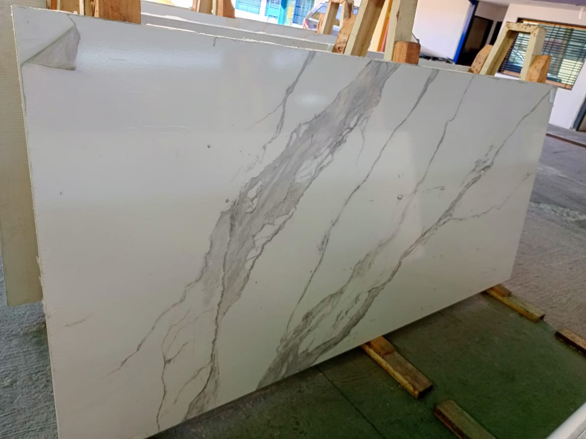 Revestimiento de Piedra Sinterizada Calacatta Gray (260x120x0,6cm)
